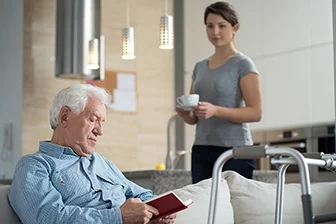 Bewohner in Cafeteria , Pflegepersonal, Seniorenheim, Sobczak, stationäre Pflege